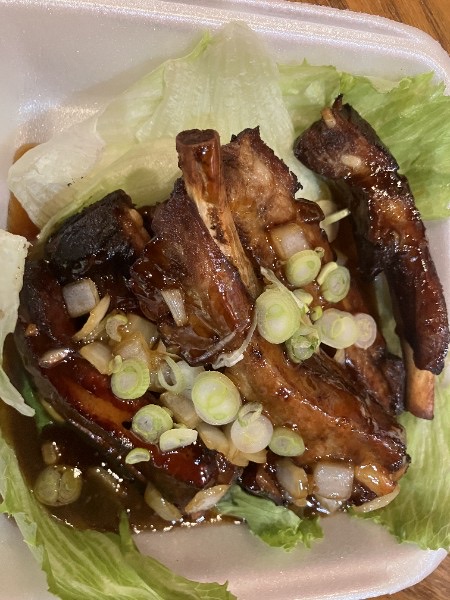BBQ spare ribs with scallions